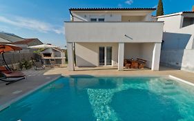 Villa Luka With Private Pool Near Pula